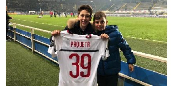 Paquetá schickte ein kleines Fan-Trikot